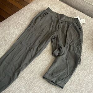 Light elastic wasted pants with pockets